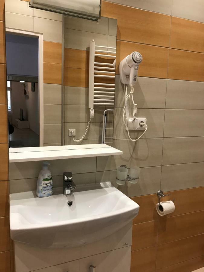 New Cosy Studio 卡罗维发利 外观 照片